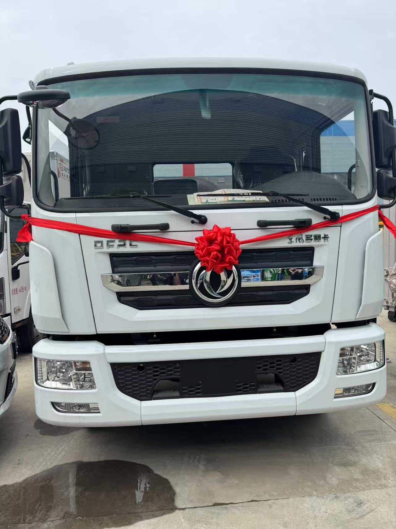 恭喜【浙江黃總】喜提勾臂垃圾車
